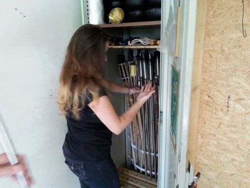 Jugend räumt Container auf
